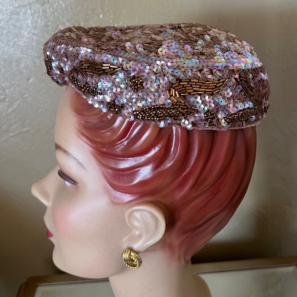 FESTIVE 1950s' COCKTAIL HAT COVERED IN IRIDESCENT SEQUINS & BEADS - Picture 4 of 10